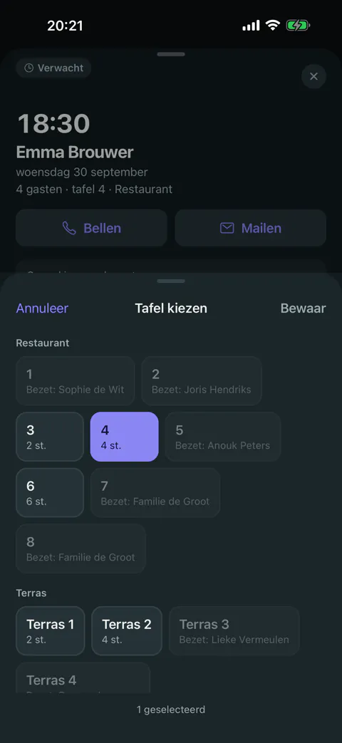 Een tafel kiezen voor een reservering: per tafel het aantal stoelen, of door wie hij al bezet is.