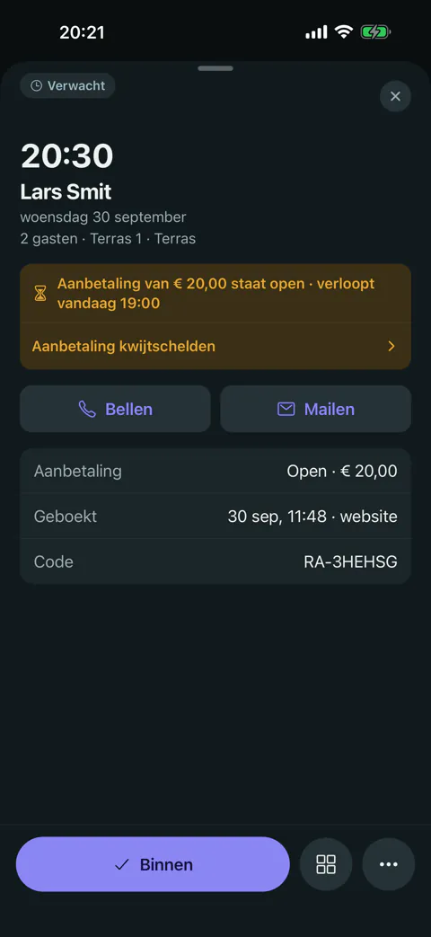 Een reservering met een openstaande aanbetaling, met de knoppen Bellen, Mailen en Binnen.