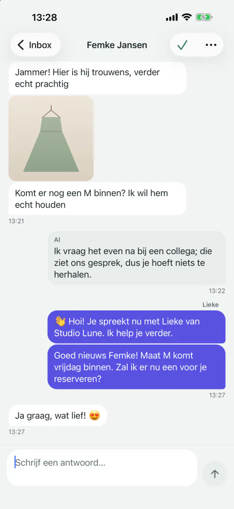 Een overgenomen chat: de AI zegt de klant dat er een collega meekijkt, daarna voert een medewerker het gesprek live verder en antwoordt de klant.