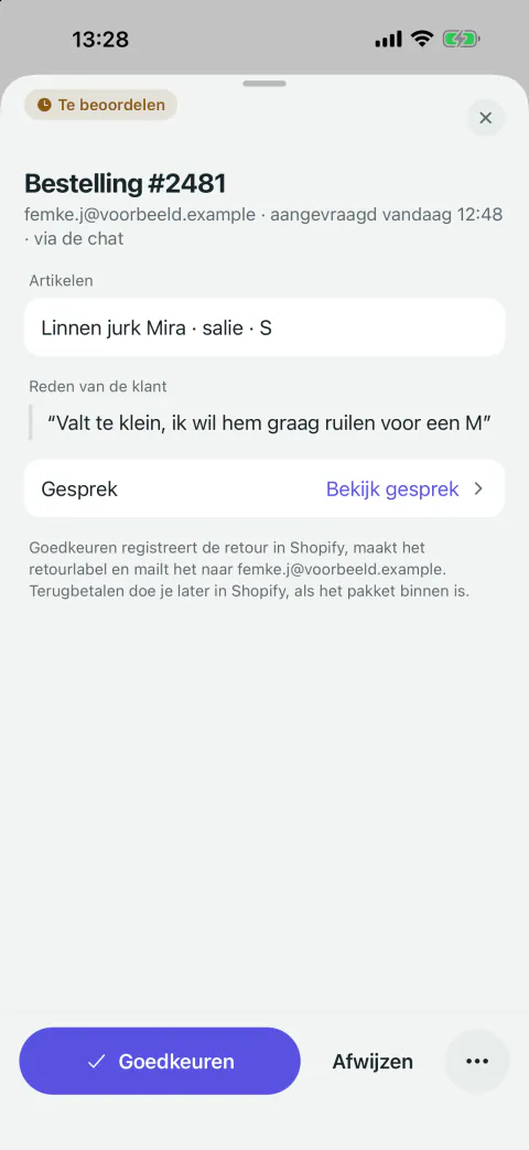Een retourverzoek om te beoordelen: de bestelling, het artikel, de reden van de klant en een link naar het gesprek, met de knoppen Goedkeuren en Afwijzen.